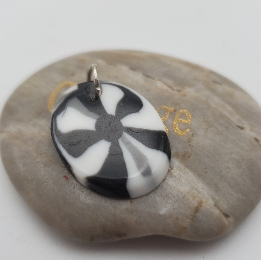 Zebra‎ melt pendant